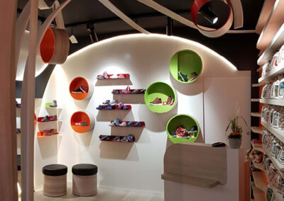 Aménagement d'une boutique de chaussures pour enfants