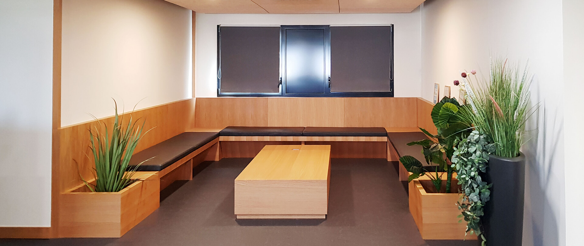 Mobilier d'une salle d'attente d'un cabinet d'ophtalmologie