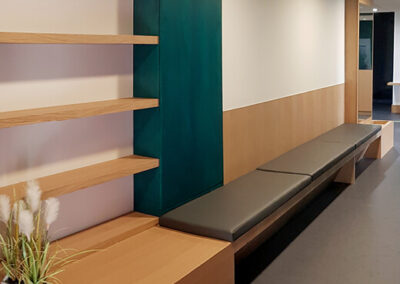 Aménagement d'une banquette dans la salle d'attente d'un cabinet d'ophtalmologie