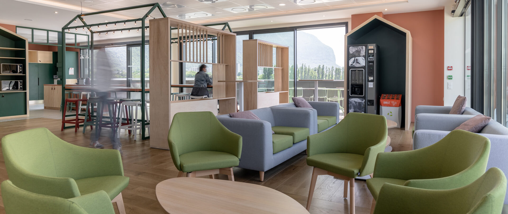 Ameublement sur mesure du réfectoire de Portalp