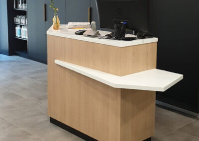 Banque d'accueil d'un salon de coiffure