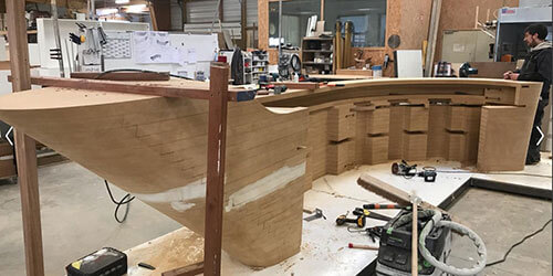 Banque d'accueil en bois en construction