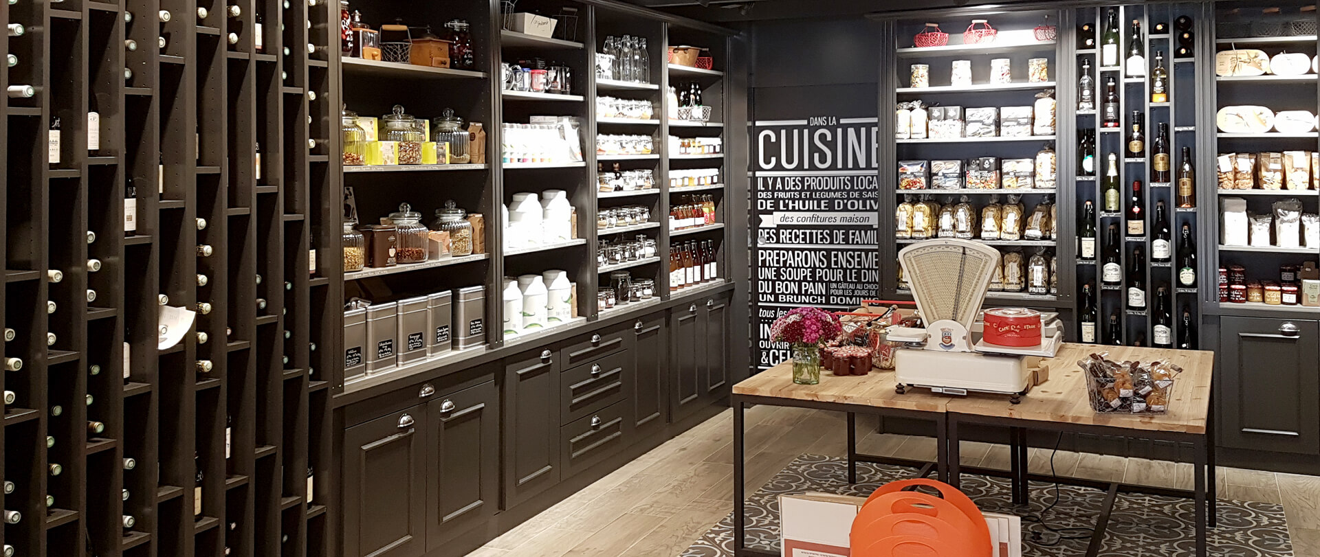 Mobilier dans une épicerie fine à Deauville