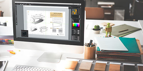 Ordinateur posé sur un bureau