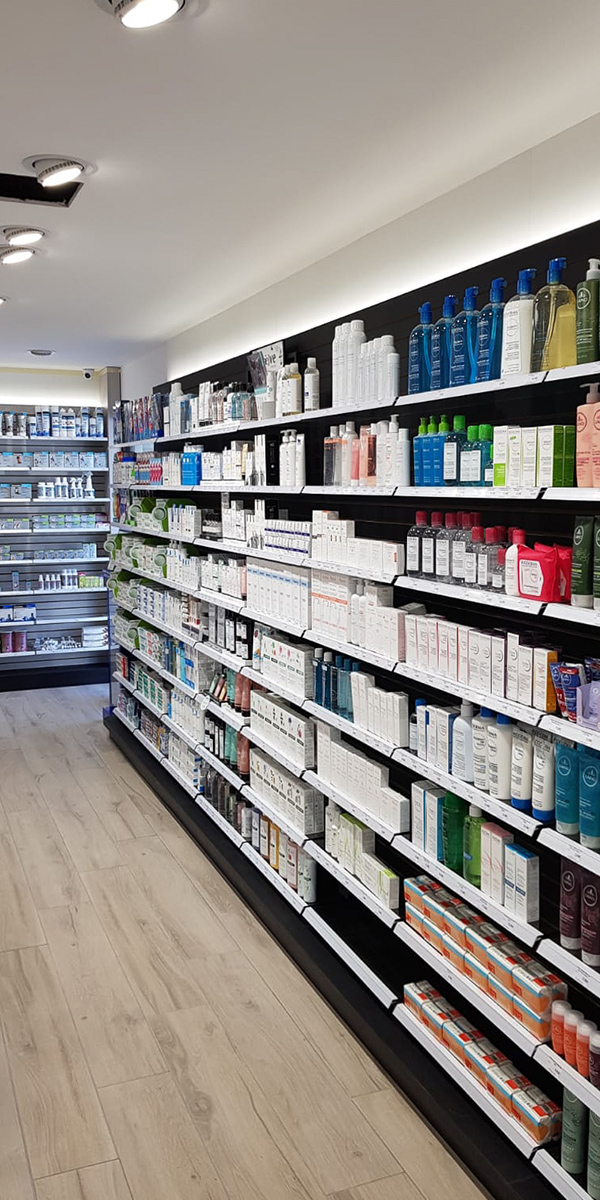 Installation d'étagères pour une pharmacie à Moyaux