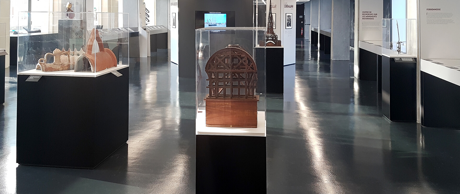 Exposition dans la médiathèque de Charenton