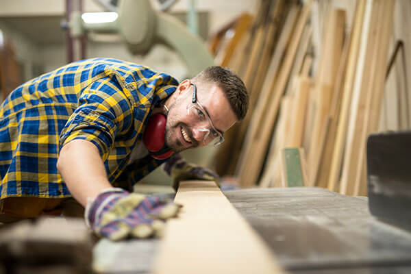 Menuisier travaillant dans son atelier