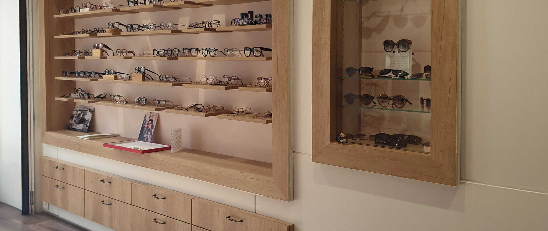 Présentoirs à lunettes sur mesure dans une boutique d'opticien