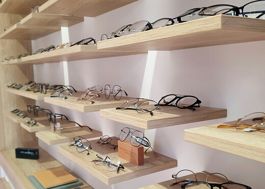 Présentoirs à lunettes sur mesure dans une boutique d'opticien