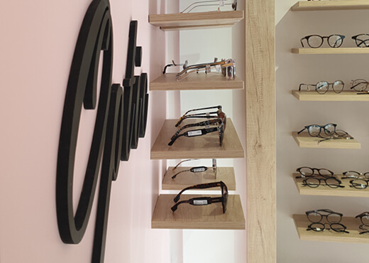 Présentoirs à lunettes sur mesure dans une boutique d'opticien