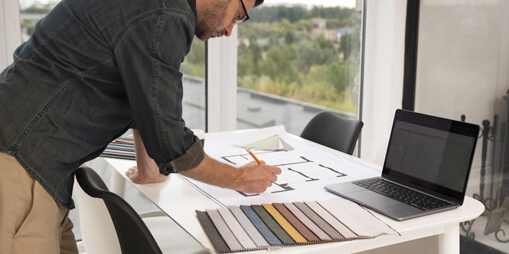 Ingénieur de bureau d'études qui travaille sur un plan