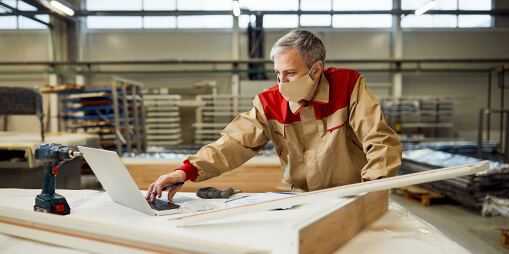 Artisan dans un atelier de menuiserie